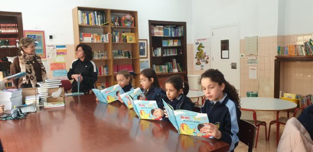 El Ayuntamiento ha repartido 100 libros de Bruno y Firu: una historia valiente entre todos los centros escolares de Jumilla - 3, Foto 3