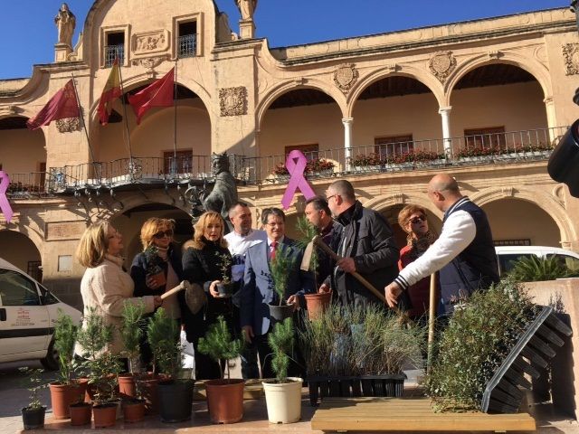 El Alcalde entrega a la Asociación de Vecinos de La Viña 205 árboles y arbustos para repoblar la Rambla de las Señoritas este domingo - 1, Foto 1