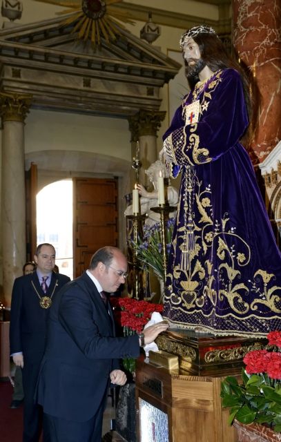 El presidente de la Comunidad asiste al tradicional besapié al Cristo del Rescate - 1, Foto 1