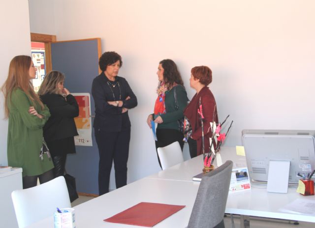 La directora general de Mujer visita el Punto de Atención Especializada a Víctimas de Violencia de Género de Puerto Lumbreras - 1, Foto 1