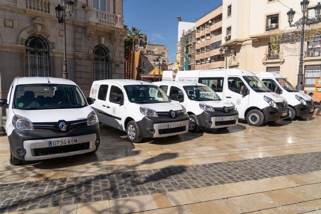 Servicios Sociales cuenta con cinco nuevos vehículos adaptados - 1, Foto 1