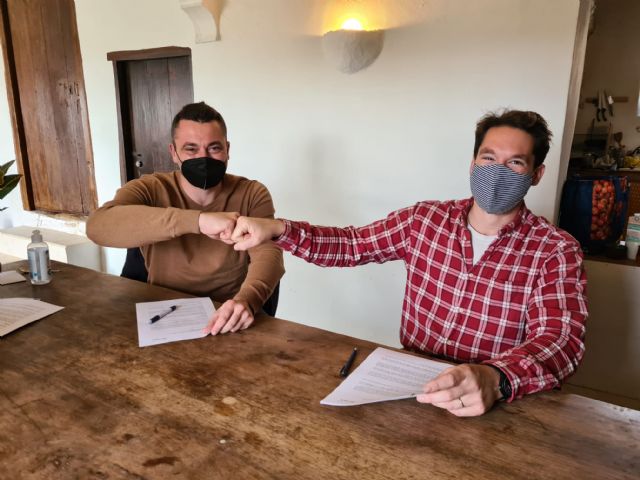  José Torregrosa, alcalde del Chirivel, y Alfonso Chico de Guzmán, presidente de AlVelAl; durante la firma del convenio de colaboración., Foto 1