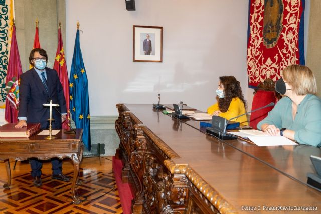 Álvaro Valdés toma posesión de su acta de concejal del Ayuntamiento de Cartagena - 1, Foto 1