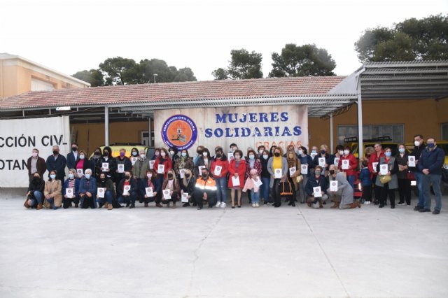 Homenajean a las 78 mujeres solidarias que confeccionaron centenares de mascarillas y batas durante la fase más dura del confinamiento, Foto 1