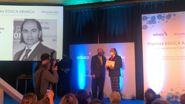 Jesús Molina, profesor de Educación de la UMU, recibe el diploma como finalista del premio Educa Abanca al Mejor Docente de Universidad - 1, Foto 1