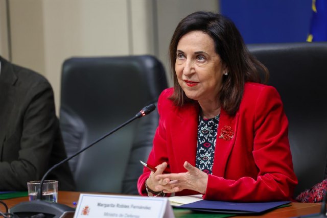 Margarita Robles mantiene una conversación con el comisario de Defensa y Espacio de la Unión Europea, Andrius Kubilius - 1, Foto 1