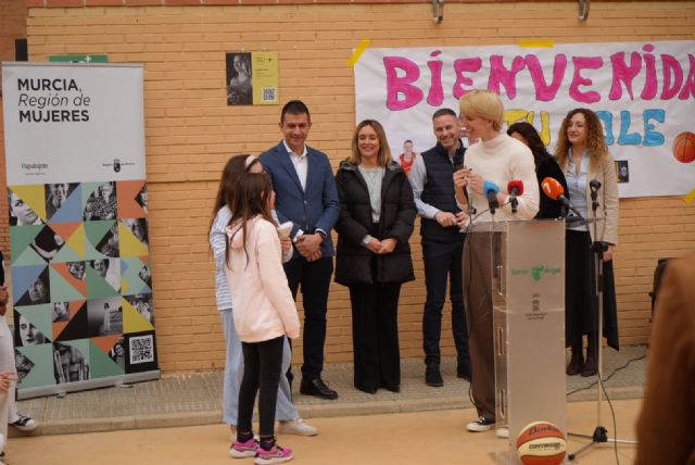 El proyecto ‘Murcia, Región de Mujeres’ reconoce a la baloncestista Laura Gil como referente de la igualdad en el deporte - 2, Foto 2