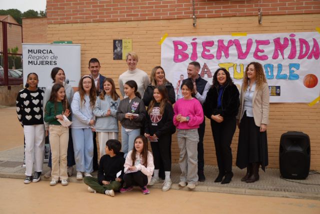El proyecto ‘Murcia, Región de Mujeres’ reconoce a la baloncestista Laura Gil como referente de la igualdad en el deporte - 3, Foto 3