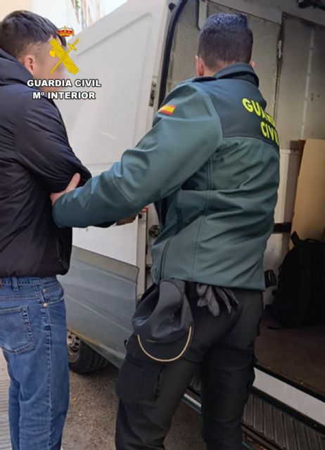 La Guardia Civil detiene a tres individuos por sendos robos en comercios de la Comarca del Noroeste, Foto 9