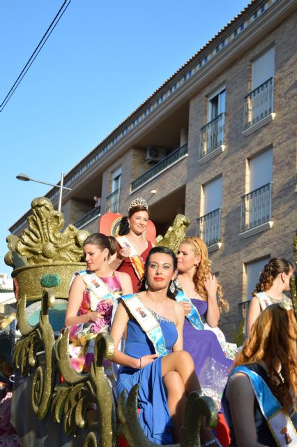 Once carrozas y seis comparsas animan el desfile de carrozas que pone fin a las fiestas de Primavera - 2, Foto 2