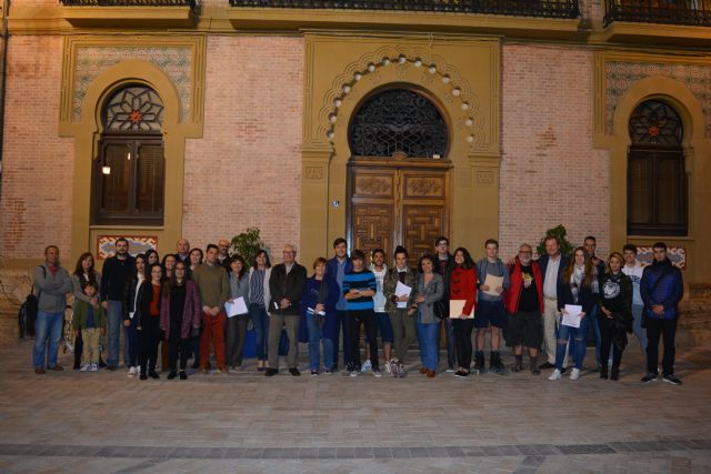 Los integrantes de la asociación JEA dan lectura a un manifiesto por la educación - 1, Foto 1