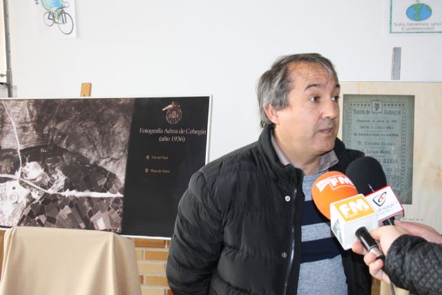 La concejala de Educación y Cultura inaugura la exposición en el colegio Pérez Villanueva - 1, Foto 1
