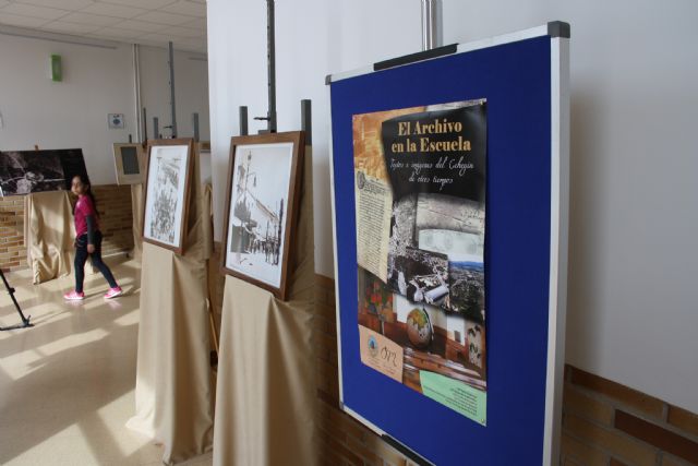 La concejala de Educación y Cultura inaugura la exposición en el colegio Pérez Villanueva - 3, Foto 3