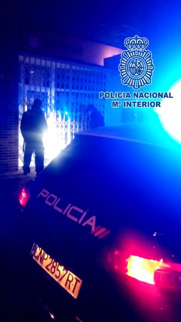 Detenido in fraganti tras forzar la puerta de un establecimiento con un hacha - 1, Foto 1