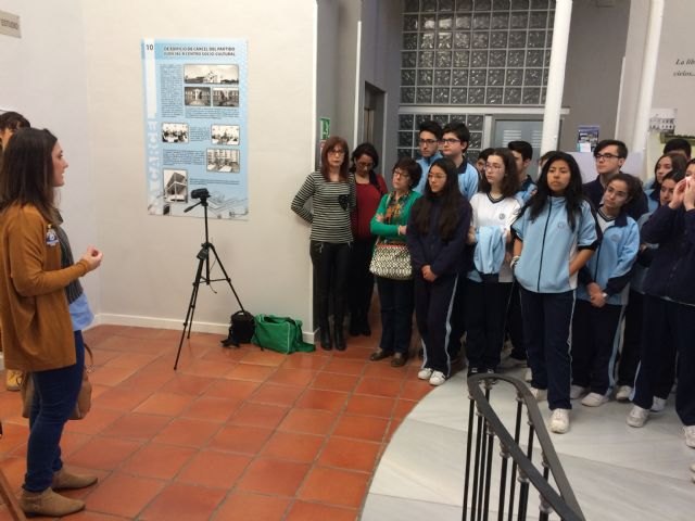 Familia organiza una exposición en Totana con fotografías realizadas por adolescentes víctimas de violencia de género - 1, Foto 1