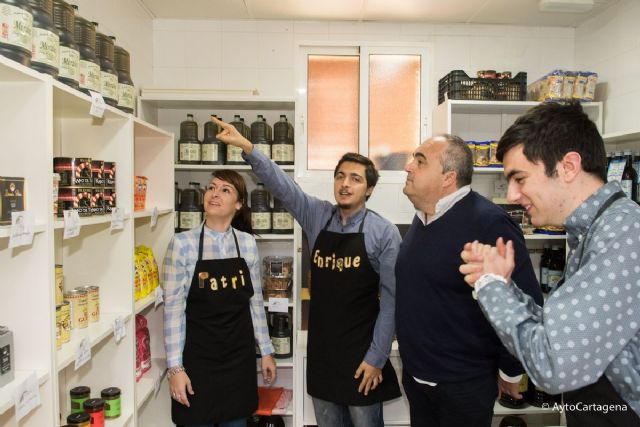 Personas con autismo abren la persiana de Mercadisflo en el Mercado de Santa Florentina - 1, Foto 1