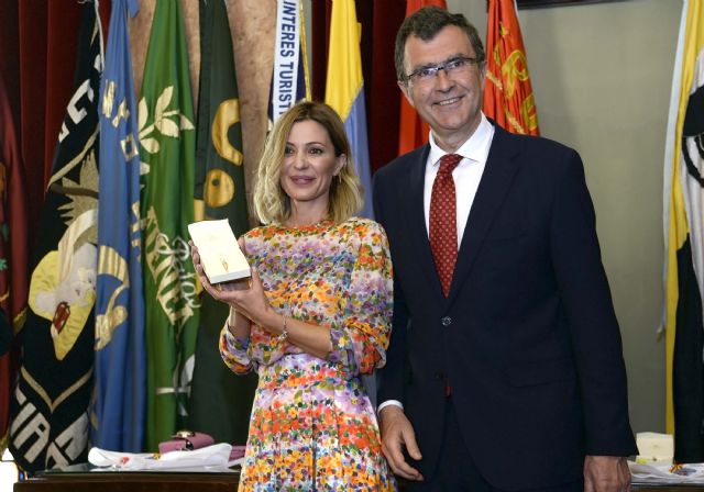 Los pañuelos sardineros se elevan en el Salón de Plenos para presentar al Gran Pez, Alfonso López, y Doña Sardina, Alicia Hernández - 2, Foto 2