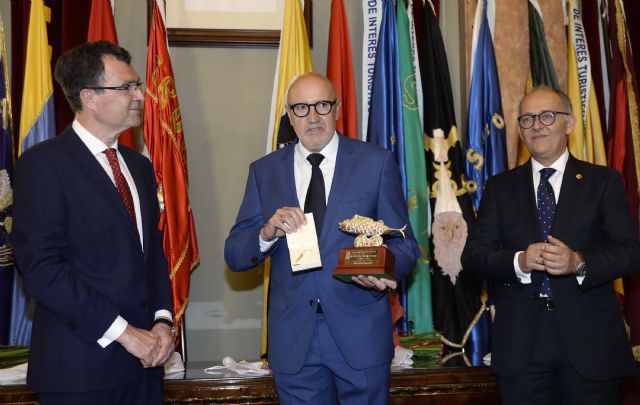 Los pañuelos sardineros se elevan en el Salón de Plenos para presentar al Gran Pez, Alfonso López, y Doña Sardina, Alicia Hernández - 3, Foto 3