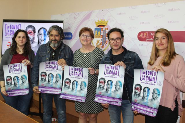 Presentada en Jumilla la obra 'Un tonto en una caja', de Carlos Santos - 1, Foto 1