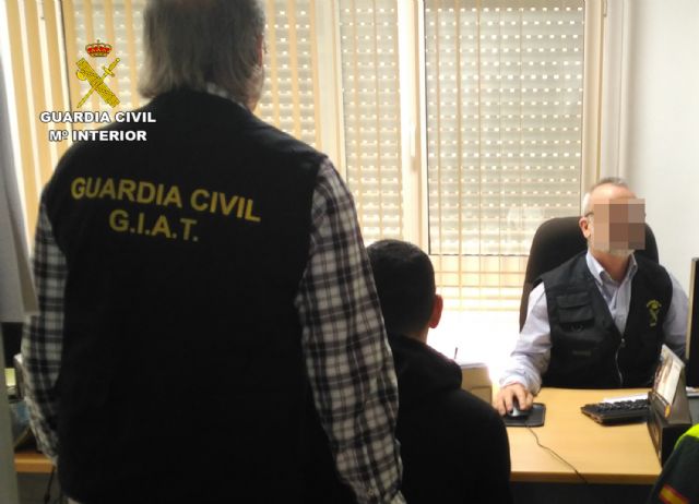 La Guardia Civil detiene a una persona por suplantar la identidad de otra en el examen de recuperación de puntos por pérdida de vigencia del permiso de conducción - 1, Foto 1