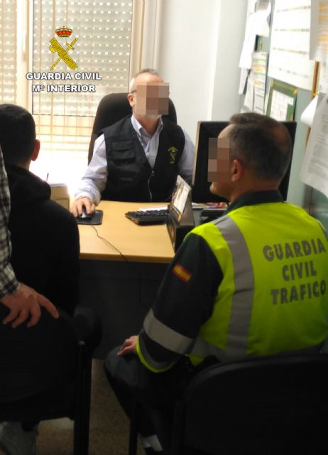 La Guardia Civil detiene a una persona por suplantar la identidad de otra en el examen de recuperación de puntos por pérdida de vigencia del permiso de conducción - 2, Foto 2