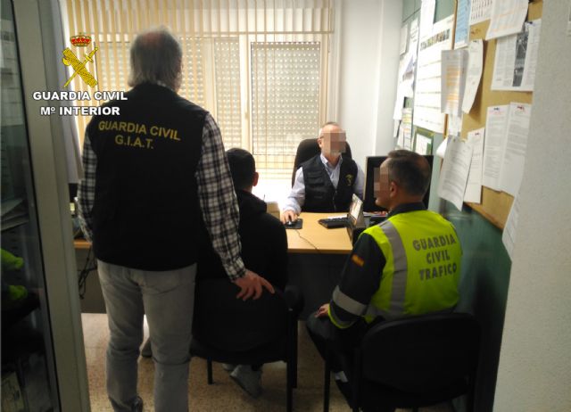 La Guardia Civil detiene a una persona por suplantar la identidad de otra en el examen de recuperación de puntos por pérdida de vigencia del permiso de conducción - 3, Foto 3