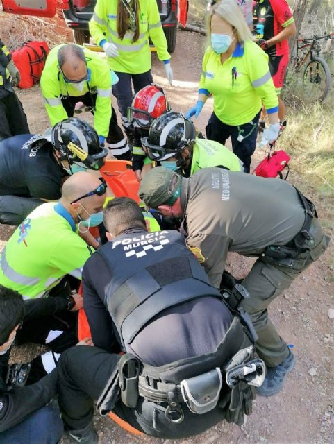 Rescatan a un ciclista herido tras caída sufrida en el Collado del Cerrillar en el Puerto de la Cadena - 2, Foto 2