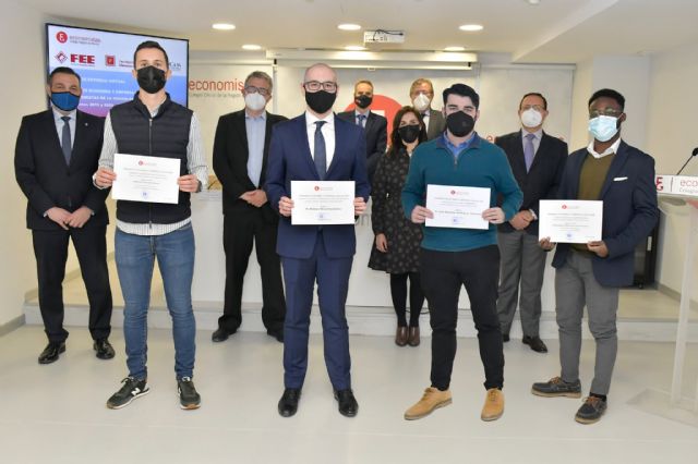El Colegio de Economistas entrega los Premios a los mejores Expedientes Académicos y Trabajos Fin de Grado de Economía y Empresa de las tres universidades - 1, Foto 1