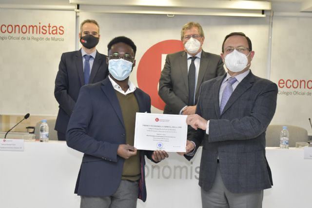 El Colegio de Economistas entrega los Premios a los mejores Expedientes Académicos y Trabajos Fin de Grado de Economía y Empresa de las tres universidades - 3, Foto 3