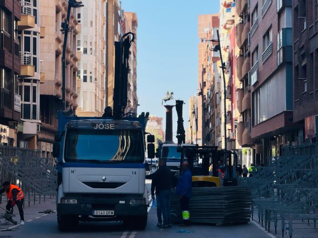 Arranca el montaje de las tribunas para presenciar los Desfiles Bíblico Pasionales en la avenida de Juan Carlos I - 1, Foto 1