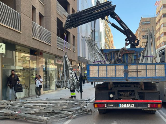 Arranca el montaje de las tribunas para presenciar los Desfiles Bíblico Pasionales en la avenida de Juan Carlos I - 2, Foto 2