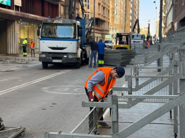 Arranca el montaje de las tribunas para presenciar los Desfiles Bíblico Pasionales en la avenida de Juan Carlos I - 3, Foto 3
