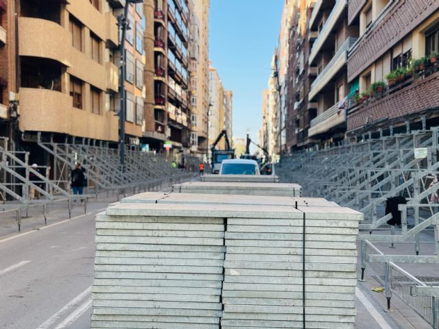 Arranca el montaje de las tribunas para presenciar los Desfiles Bíblico Pasionales en la avenida de Juan Carlos I - 4, Foto 4