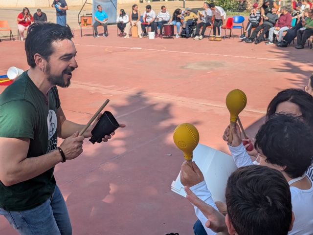 Más de cien personas forman el primer ‘círculo de percusión’ de la asociación Ceom - 2, Foto 2