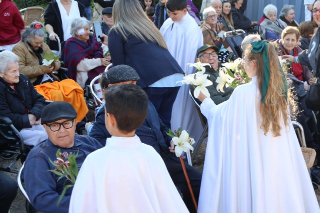La virgen de la Soledad abraza a los mayores en el Sábado Santo - 3, Foto 3