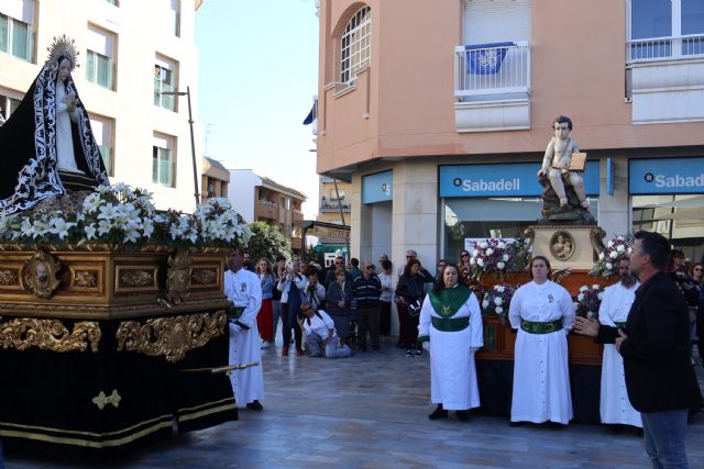 La virgen de la Soledad abraza a los mayores en el Sábado Santo - 4, Foto 4