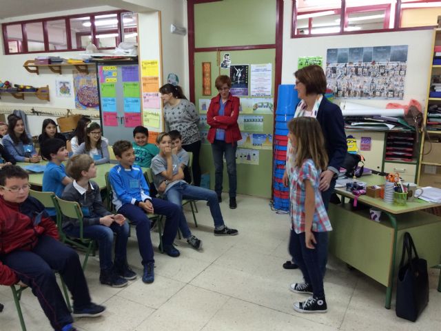 Los alumnos del Colegio Príncipe Felipe explican a la alcaldesa su participación en el Proyecto EME - 1, Foto 1