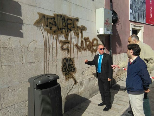 La Concejalía de Fomento comienza a limpiar de pintadas la fachada de la Escuela de Arte Dramático - 2, Foto 2
