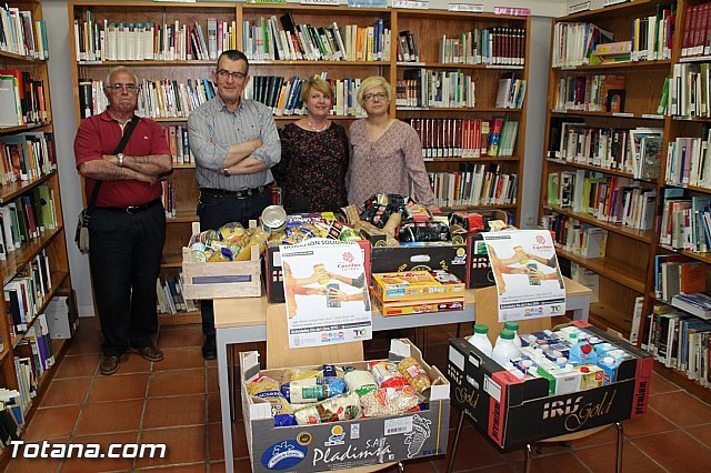La biblioteca municipal Mateo García hace entrega a Cáritas de los alimentos recogidos en su campaña, Foto 1