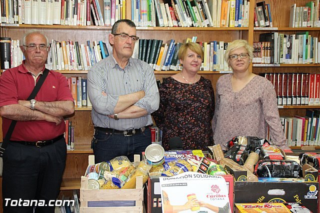 La biblioteca municipal Mateo García hace entrega a Cáritas de los alimentos recogidos en su campaña, Foto 2