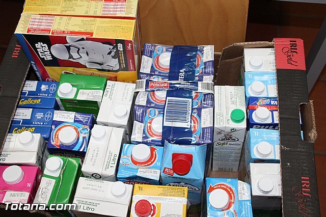 La biblioteca municipal Mateo García hace entrega a Cáritas de los alimentos recogidos en su campaña, Foto 3