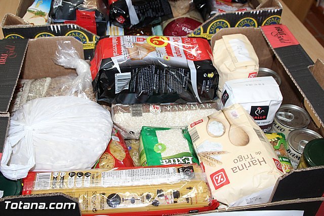 La biblioteca municipal Mateo García hace entrega a Cáritas de los alimentos recogidos en su campaña, Foto 5