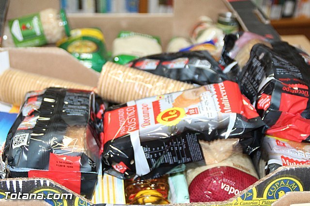 La biblioteca municipal Mateo García hace entrega a Cáritas de los alimentos recogidos en su campaña, Foto 6