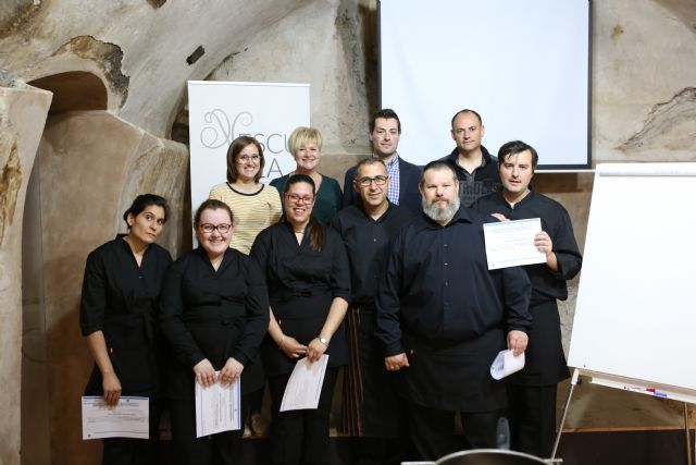 Entregados los diplomas del curso Servicios de bar y cafetería, destinado a desempleados - 1, Foto 1