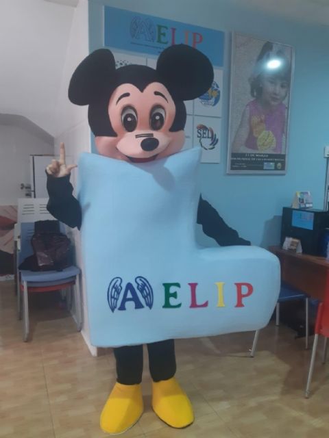 La Peña Barcelonista de Totana dona dos muñecos con los logotipos de D´Genes y AELIP - 1, Foto 1