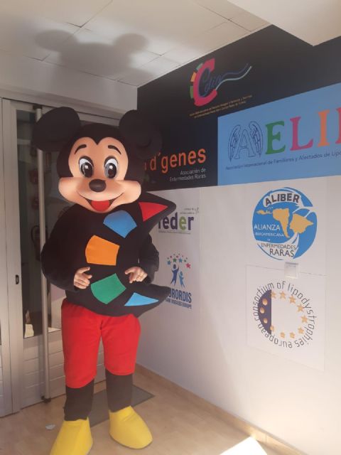 La Peña Barcelonista de Totana dona dos muñecos con los logotipos de D´Genes y AELIP, Foto 2