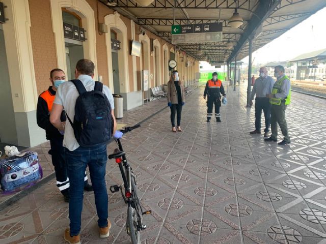 Voluntarios de Protección Civil y conductores comienzan el reparto de más de 24.000 mascarillas a los usuarios de transporte público - 1, Foto 1