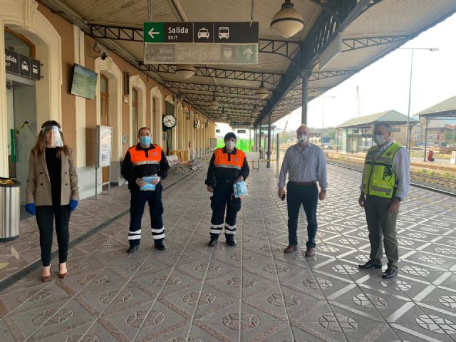 Voluntarios de Protección Civil y conductores comienzan el reparto de más de 24.000 mascarillas a los usuarios de transporte público - 2, Foto 2
