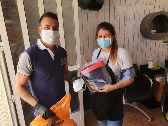El Ayuntamiento de Puerto Lumbreras comienza a repartir pantallas de autoprotección a peluquerías y centros de estética que reinician su actividad - 1, Foto 1