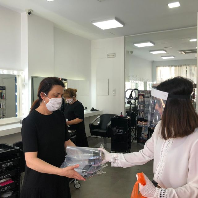 El Ayuntamiento de Puerto Lumbreras comienza a repartir pantallas de autoprotección a peluquerías y centros de estética que reinician su actividad - 3, Foto 3
